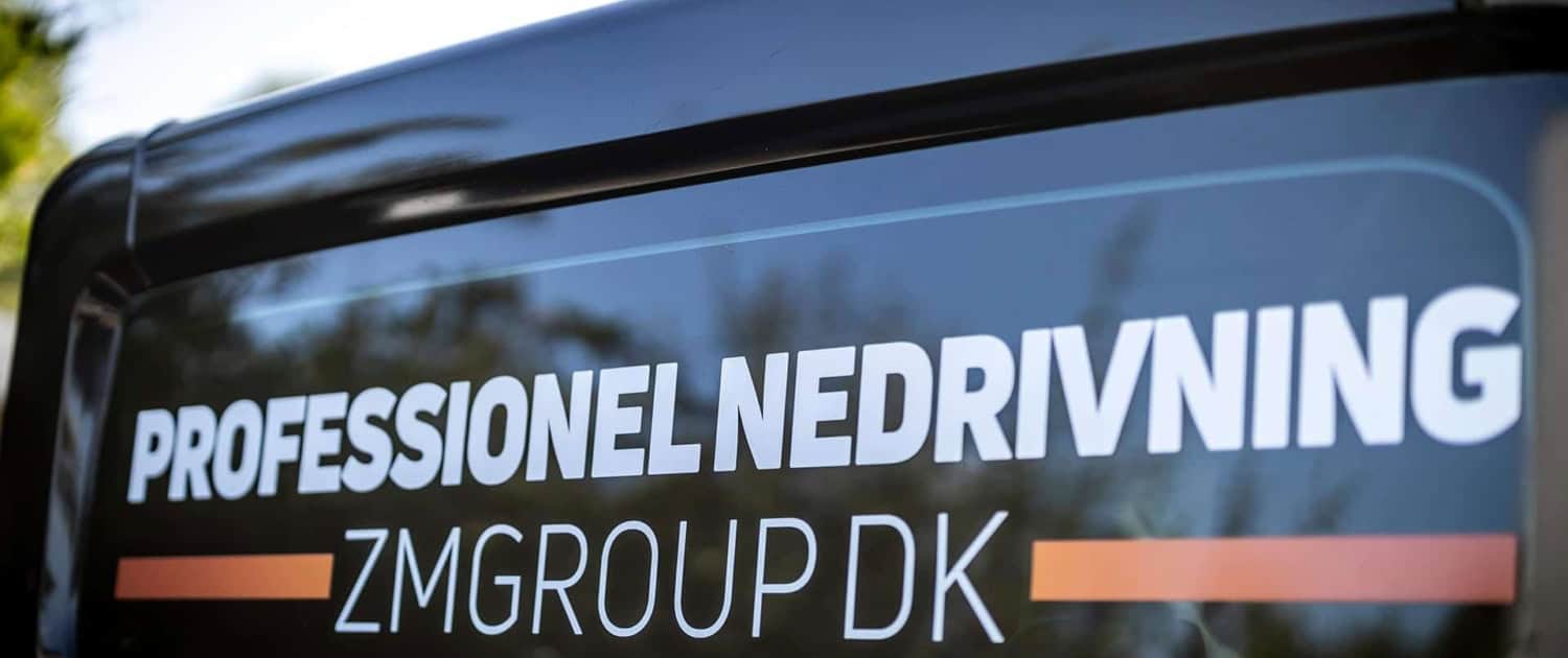 Varebil med teksten Professionel nedrivning